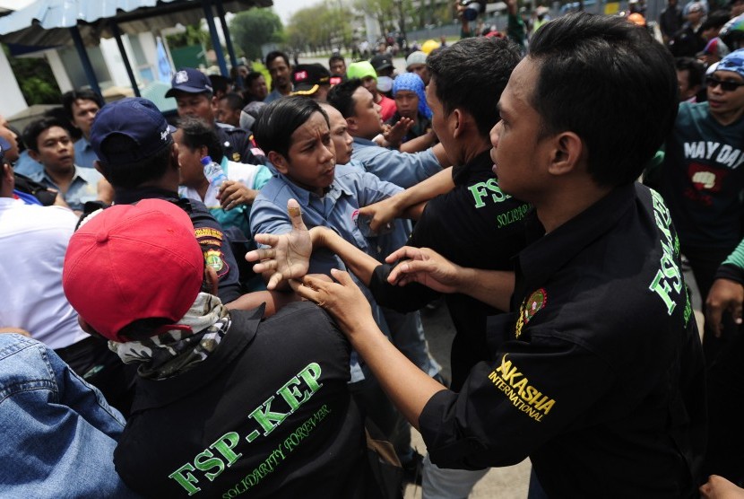 Sejumlah buruh terlibat kericuhan ketika melakukan 'sweeping' pabrik saat menggelar aksi mogok di Kawasan Industri Pulogadung, Jakarta, Selasa (24/11). 