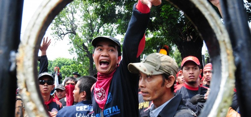 Sejumlah buruh yang berunjuk rasa di gedung Balaikota DKI Jakarta, Jalan Merdeka Selatan, Jakarta Pusat, Selasa (14/2). (Republika/Aditya Pradana Putra)