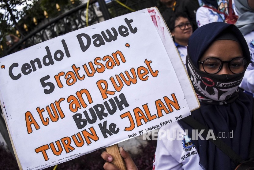 Sejumlah buruh yang tergabung dalam Aliasi Buruh Jabar (ABJ) berunjuk rasa di depan Gedung Sate, Kota Bandung, Rabu (2/10). 