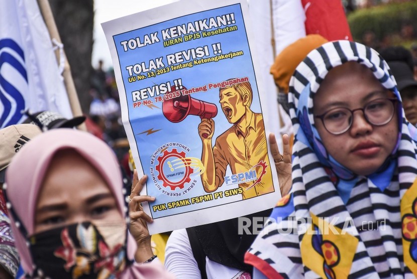 Sejumlah buruh yang tergabung dalam Aliasi Buruh Jabar (ABJ) berunjuk rasa di depan Gedung Sate, Kota Bandung. 