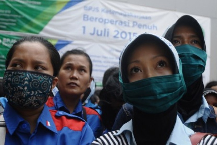 Sejumlah buruh yang tergabung dalam beberapa serikat pekerja melakukan unjukrasa di Kantor Badan Penyelenggara Jaminan Sosial (BPJS) Ketenagakerjaan, Bandung, Jawa Barat, Selasa (11/8)