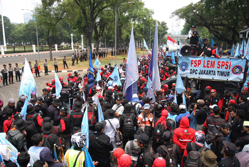 Sejumlah buruh yang tergabung dalam Federasi Serikat Pekerja Logam, Elektronik, dan Mesin berunjuk rasa di depan Istana Merdeka, Jakarta, Kamis (29/10). 