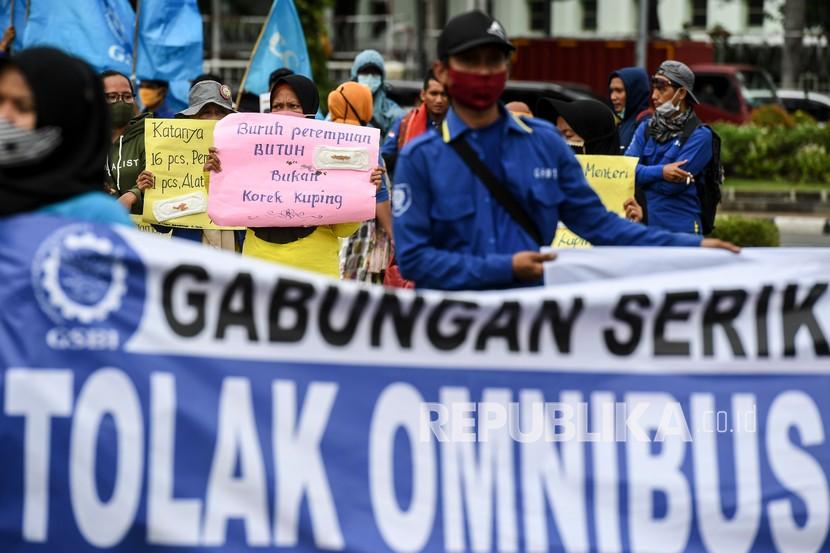 Sejumlah buruh yang tergabung dalam Gabungan Serikat Buruh Indonesia (GSBI) melakukan aksi unjuk rasa menolak Omnibus Law UU Cipta Kerja di kawasan Patung Kuda, Jakarta, Senin (16/11/2020). Sebanyak 30 dari 44 rancangan aturan pelaksana dari Undang-Undang (UU) Cipta Kerja atau sekitar 68 persen dari target sudah rampung pada Kamis (19/11/2020).