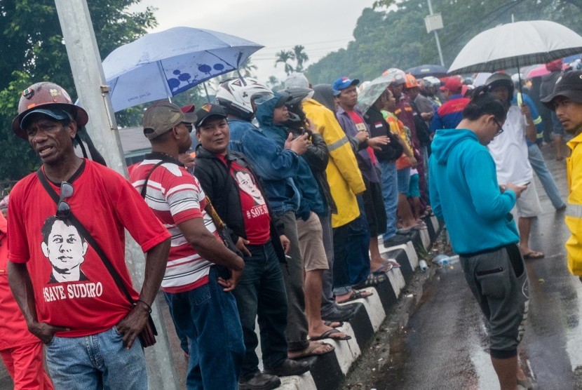 Sejumlah buruh yang tergabung dalam Unit Kerja Serikat Pekerja Kimia, Energi, dan Pertambangan (PUK SP-KEP) SPSI PT Freeport Indonesia (PTFI) berunjuk rasa di depan Pengadilan Negeri Timika, Papua, Kamis (20/4). 