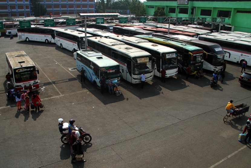 Sejumlah bus angkutan antarkota antarprovinsi (AKAP) menunggu penumpang, di Terminal Induk Kota Bekasi, Bekasi, Jawa Barat, Senin (20/5/2019). 