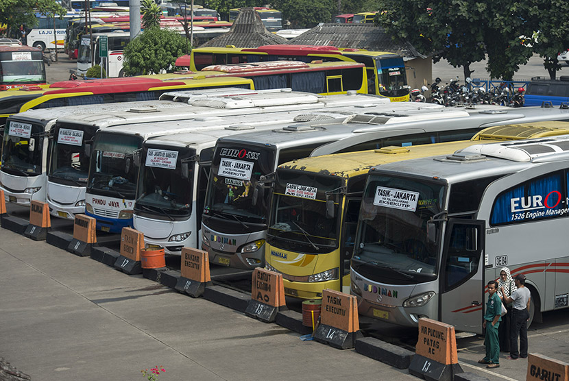 Sejumlah bus Antar Kota Antar Provinsi (AKAP) menunggu penumpang di Terminal Kampung Rambutan, Jakarta. 