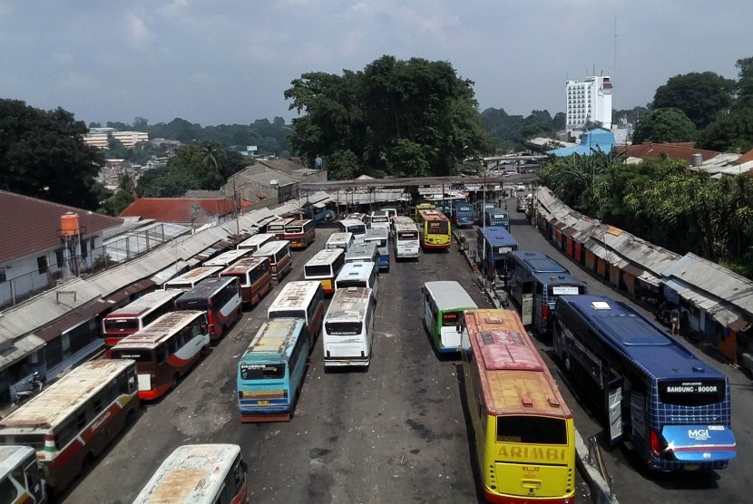 Sejumlah bus antarkota antarprovinsi (AKAP) menunggu penumpang di Terminal Baranangsiang, Kota Bogor, Jawa Barat.