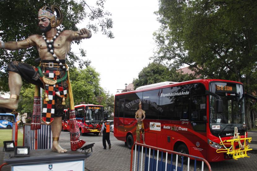 Sejumlah bus berkonvoi seusai peluncuran BST koridor 5 dan 6 di Balai Kota Solo, Jawa Tengah. Pengoperasian BST koridor 5 dan 6 tersebut untuk meningkatkan pelayanan aglomerasi angkutan transportasi umum kepada masyarakat Solo dan sekitarnya guna mendukung pertumbuhan ekonomi dan pariwisata.