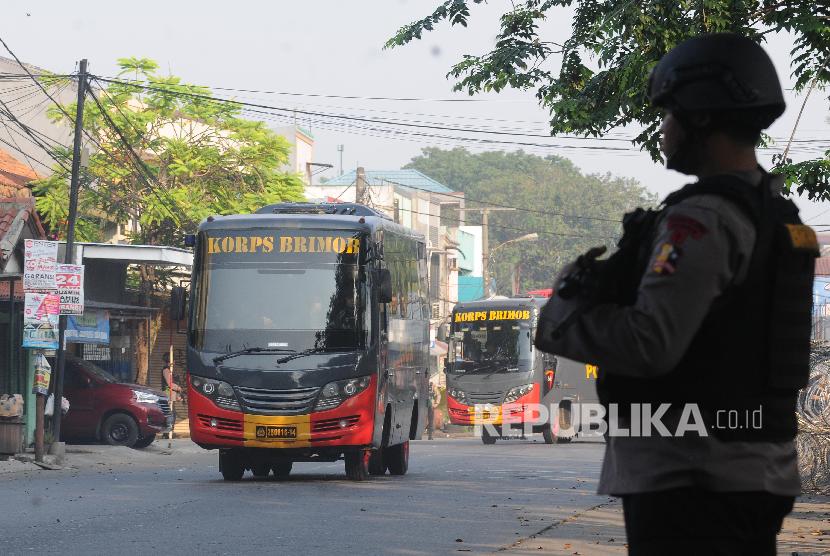 Sejumlah bus brimob yang membawa narapidana berjalan pasca kericuhan yang terjadi di Rutan cabang Salemba di Mako Brimob, Kelapa Dua, Depok, Jawa Barat.