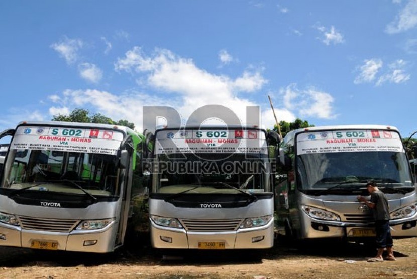  Sejumlah bus Kopaja AC S602 jurusan Ragunan-Monas yang masih terparkir di pool Kopaja di Ciganjur, Jakarta Selatan, Selasa (4/6).     (Republika/Prayogi)