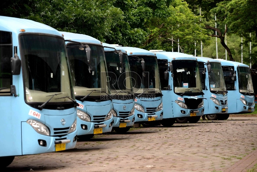 Sejumlah Bus Pengumpan Transjakarta baru parkir di Parkir Timur Senayan, Jakarta, Selasa (22/12).   (Republika/Wihdan)