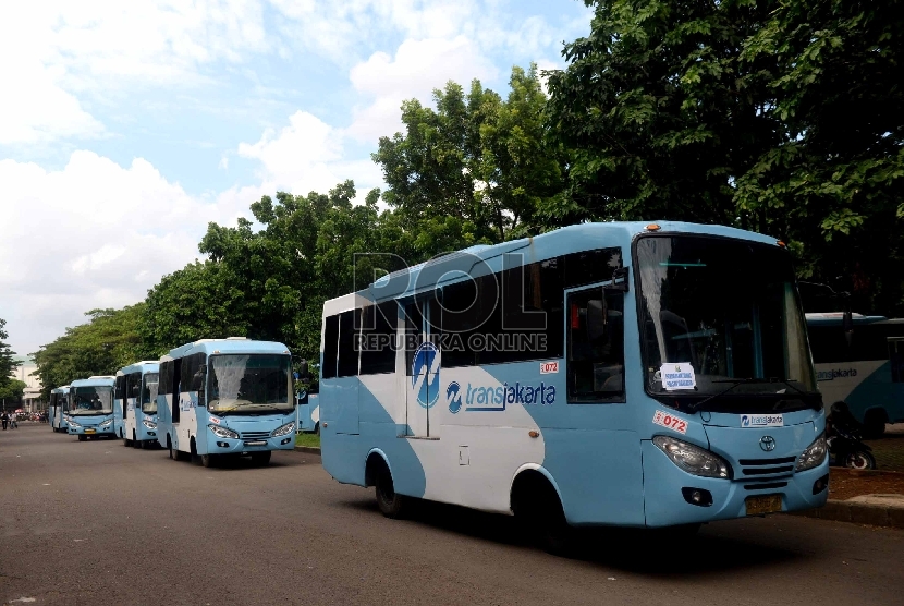 Sejumlah Bus Pengumpan Transjakarta baru parkir di Parkir Timur Senayan, Jakarta, Selasa (22/12).   (Republika/Wihdan)