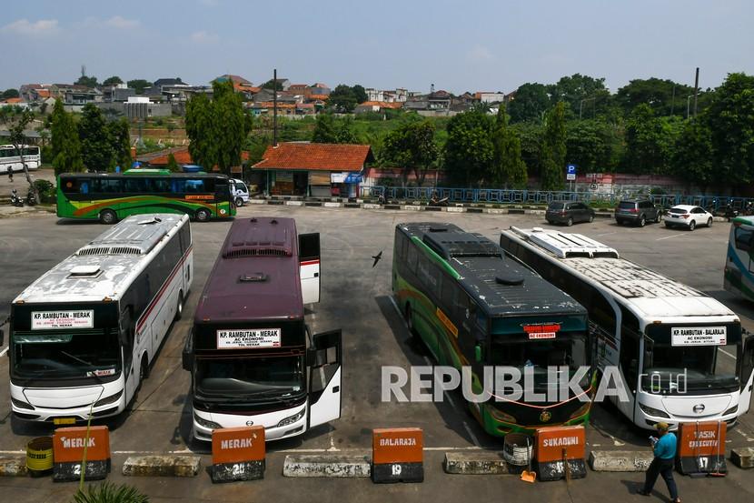 Sejumlah bus terparkir di Terminal Kampung Rambutan, Jakarta. Dishub DKI sebut ada sebanyak 2.428 bus AKAP untuk pemudik selama Lebaran 2023.