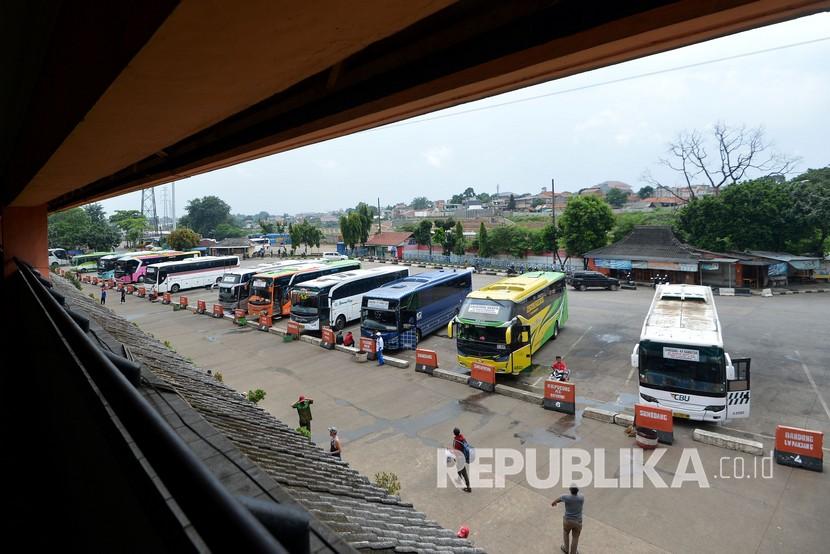Sejumlah bus terparkir di Terminal Kampung Rambutan, Jakarta, Senin (30/3/2020). Juru Bicara Menteri Koordinator Bidang Kemaritiman dan Investasi Jodi Mahardi menegaskan tidak ada penghentian transportasi di Jabodetabek untuk mengatasi penyebaran virus korona atau Covid-19. Jodi menegaskan Surat Edaran Badan Pengelola Transportasi Jabodetabek (BPTJ) yang menyebutkan adanya pembatasan transportasi untuk wilayah Jabodetabek hanya rekomendasi pembatasan aktivitas transportasi.