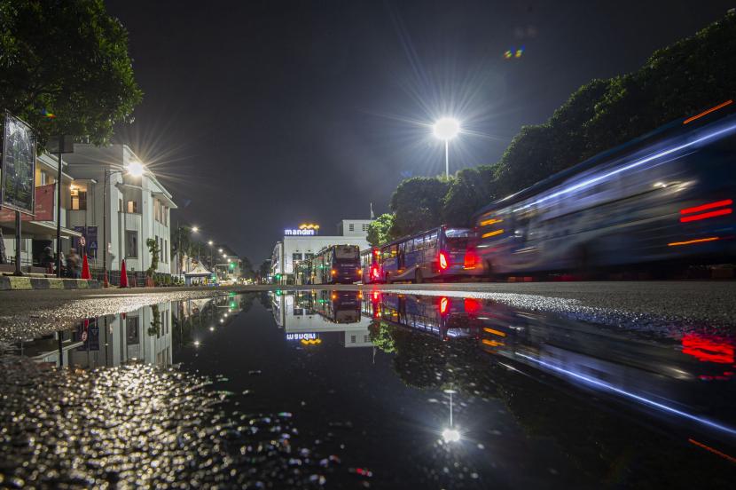 Sejumlah bus Trans Jakarta melintasi Jalan Pintu Besar Utara yang ditutup karena kebijakan Pemberlakuan Pembatasan Kegiatan Masyarakat (PPKM) di Kota Tua, Jakarta, Kamis (21/1/2021). Setelah diberlakukan mulai tanggal 11 hingga 25 Januari 2021, pemerintah memperpanjang PPKM selama dua pekan dari 26 Januari hingga 8 Februari 2021 di Jawa-Bali untuk mencegah penyebaran virus corona. 