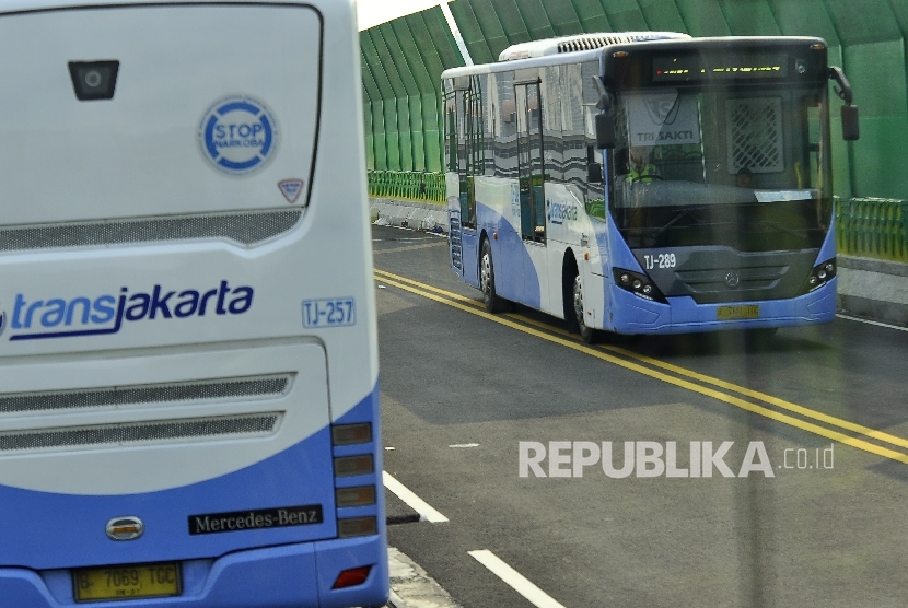  Sejumlah bus Transjakarta melintas saat survei di koridor 13 Tendean, Jakarta Selatan, Ahad (9/7). 