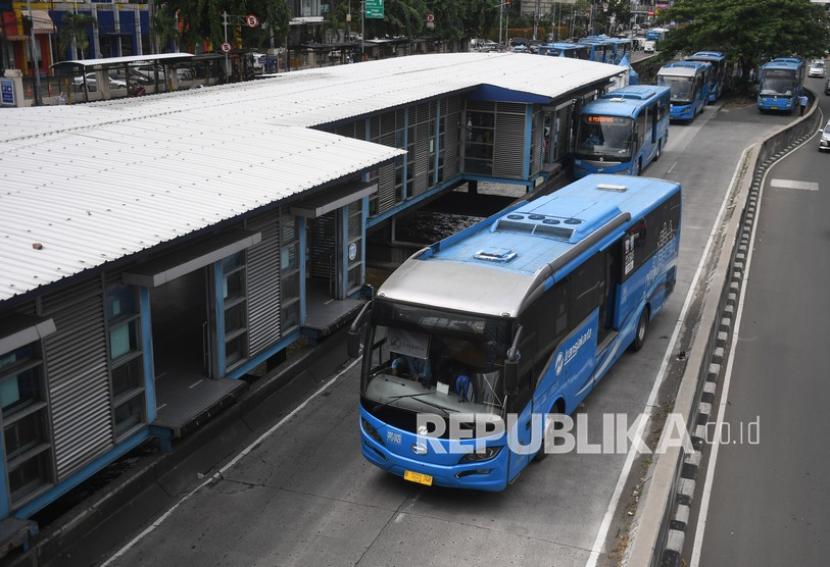 Sejumlah bus Transjakarta berhenti mengangkut dan menurunkan penumpang di Halte Harmoni, Jakarta Pusat, Senin (10/1/2022). 
