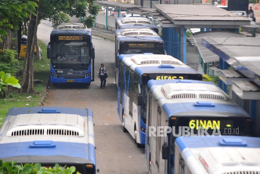 Sejumlah bus Transjakarta mengantre di Halte Busway Ragunan, Jakarta Selatan, Senin (23/10).