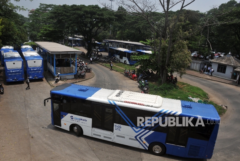 Sejumlah bus Transjakarta mengantre di Halte Busway Ragunan, Jakarta Selatan, Senin (23/10). Kondisi penumpang di bus Transjakarta terlihat sepi.