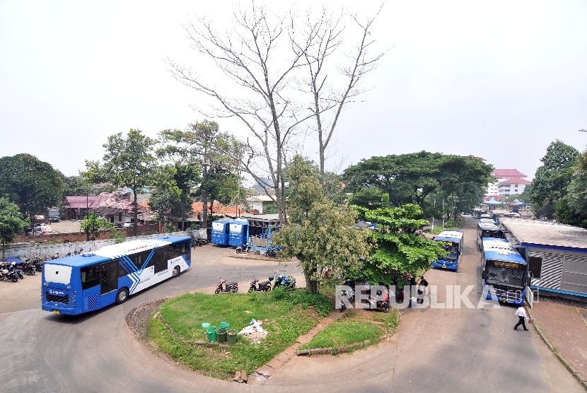 Sejumlah bus Transjakarta mengantre di Halte Busway Ragunan, Jakarta Selatan, Senin (23/10). Transjakarta mulai 7 September akan menutup sementara Halte Ragunan.