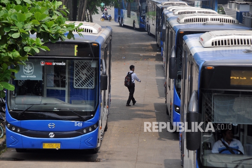 Sejumlah bus Transjakarta mengantre di Halte Busway Ragunan, Jakarta Selatan. 