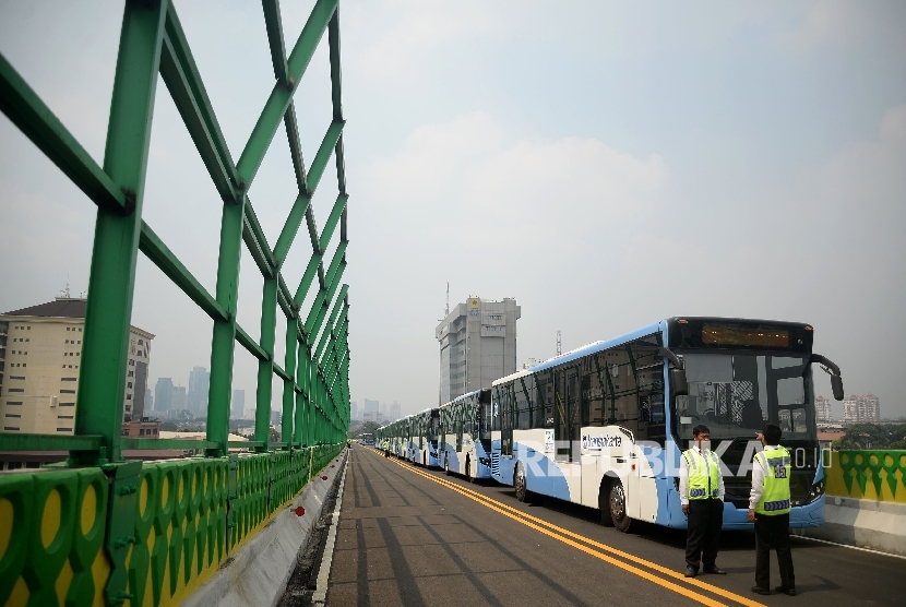Sejumlah bus Transjakarta terparkir sebelum melakukan uji coba di jalan layang non-tol (JLNT) bus Transjakarta koridor XIII Ciledug-Tendean di Halte CSW, Jakarta, Senin (15/5).
