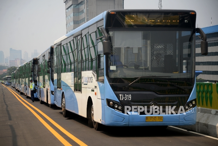 Sejumlah bus Transjakarta terparkir sebelum melakukan ujicoba di jalan layang non-tol (JLNT) bus Transjakarta koridor XIII Ciledug-Tendean di Halte CSW, Jakarta, Senin(15/5).