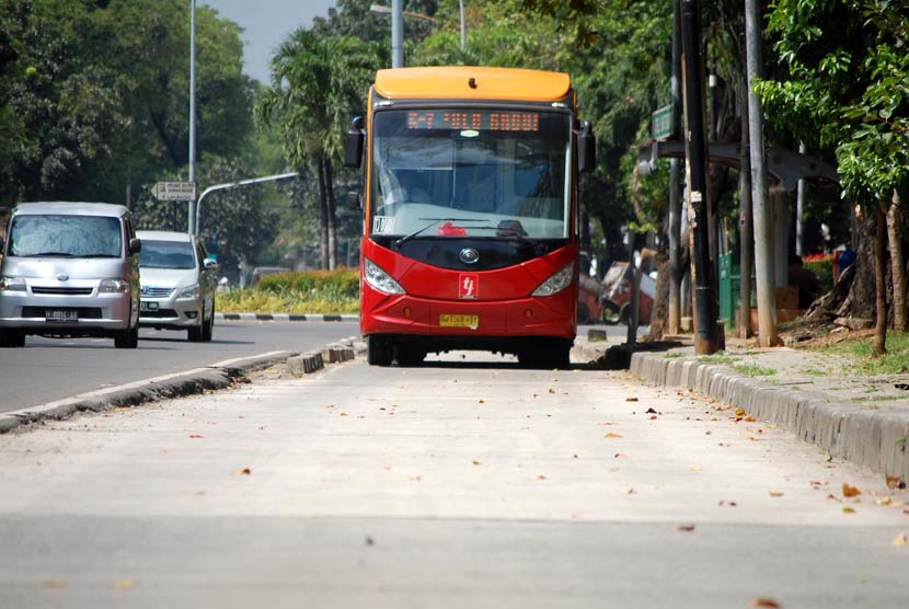 Sejumlah busway antre untuk mengangkut penumpang di Halte Central Harmoni, Jakarta Pusat, Selasa (6/5).