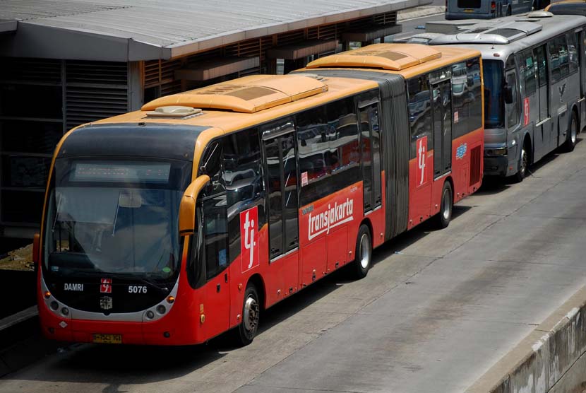 Sejumlah busway antre untuk mengangkut penumpang di Halte Central Harmoni, Jakarta Pusat, Selasa (6/5).