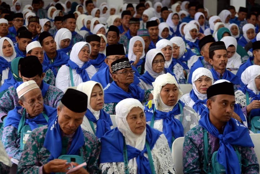 Sejumlah calon haji kelompok terbang (kloter) satu embarkasi Hasanuddin mendengarkan bimbingan panitia di Asrama Haji Sudiang, Makassar, Sulawesi Selatan, Kamis (20/8).