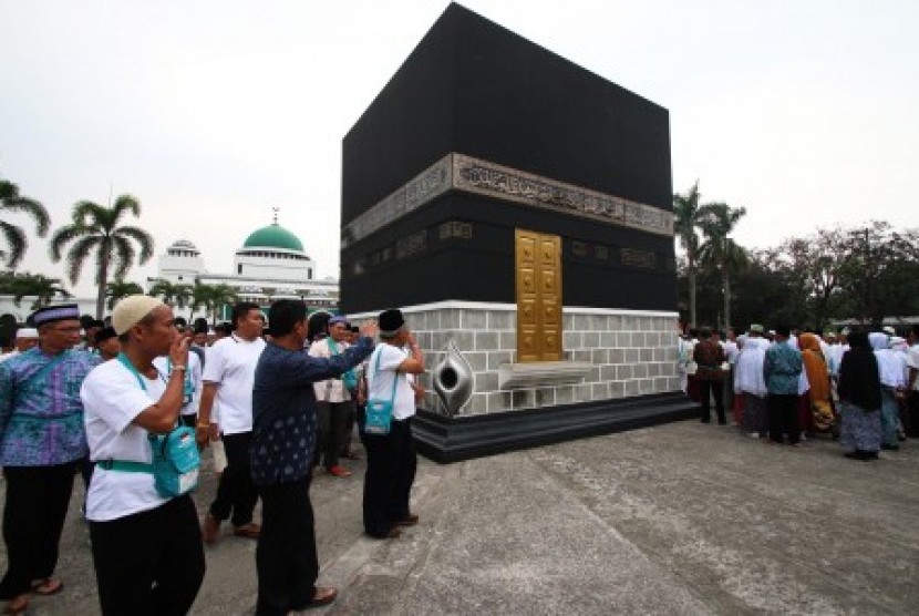 Sejumlah calon haji melakukan Ibadah Tawaf saat berlatih manasik di Asrama Haji, Pondok Gede, Jakarta, Kamis (20/8). 