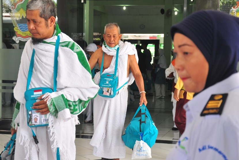 Sejumlah calon haji mengenakan pakaian ihram saat pemberangkatan ke tanah suci Mekkah di Embarkasi Adi Soemarmo, Donohudan, Boyolali, Jawa Tengah, Selasa (15/9). 