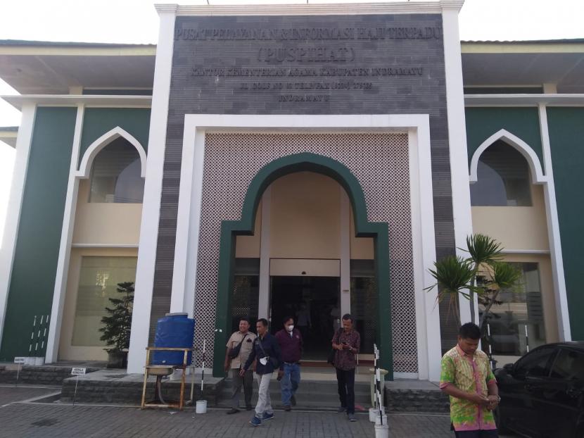 Sejumlah calon jamaah haji baru keluar dari gedung Puspihat Kabupaten Indramayu. Akibat pembatasan usia maksimal 65 tahun, sebanyak 300 calhaj asal Kabupaten Indramayu gagal berangkat tahun ini.