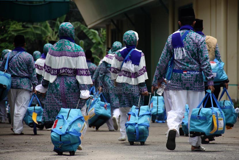  Sejumlah calon jamaah haji bersiap untuk berangkat ke tanah suci di Asrama Haji Pondok Gede, Jakarta, Rabu (2/10).    (Republika/Yasin Habibi)