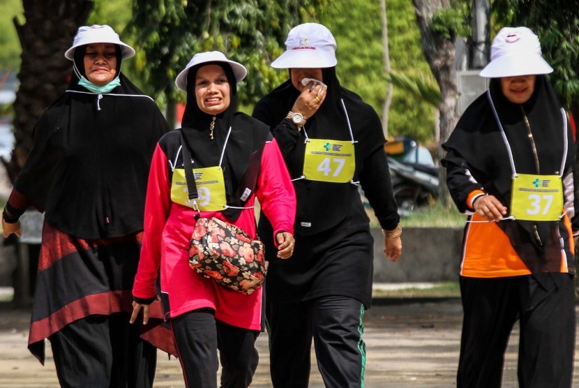 Sejumlah Calon Jamaah Haji (CJH) mengikuti tes kebugaran jasmani mengelilingi lapangan Hiraq Lhokseumawe, Aceh, Kamis (25/4/2019). IPHI Dorong Kemenag Mulai Periksa Kesehatan Calon Jamaah Haji 