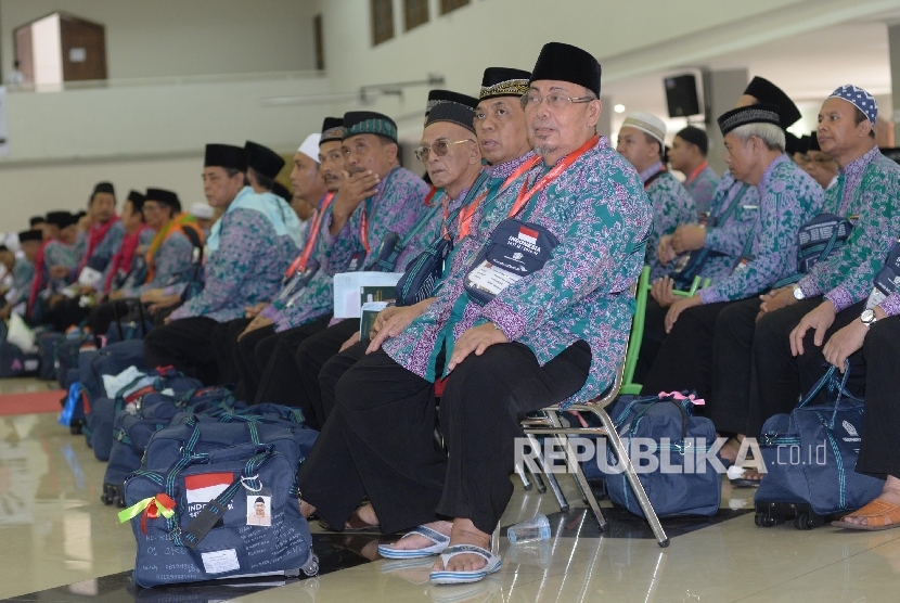 Sejumlah calon jamaah haji kloter 1 Embarkasi Jakarta tiba di Asrama Haji Pondok Gede, Jakarta Timur, Senin (8/8). 