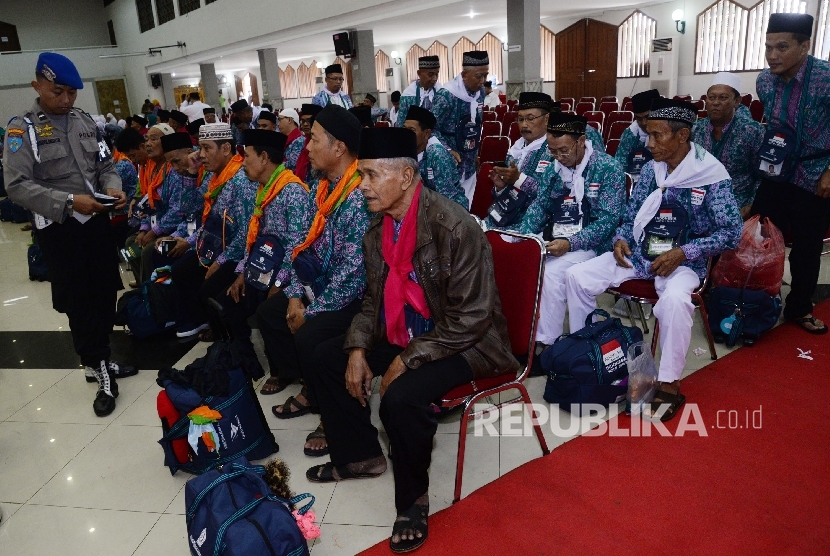 Sejumlah calon jamaah haji kloter 1 tiba di Asrama Haji Pondok Gede, Jakarta Timur, Senin (8/8). 