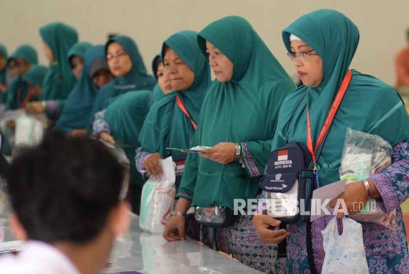Sejumlah calon jamaah haji kloter 1 tiba di Asrama Haji Pondok Gede, Jakarta Timur, Senin (8/8). 