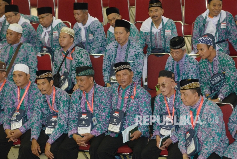 Sejumlah calon jamaah haji kloter 1 tiba di Asrama Haji Pondok Gede, Jakarta Timur, Senin (8/8).