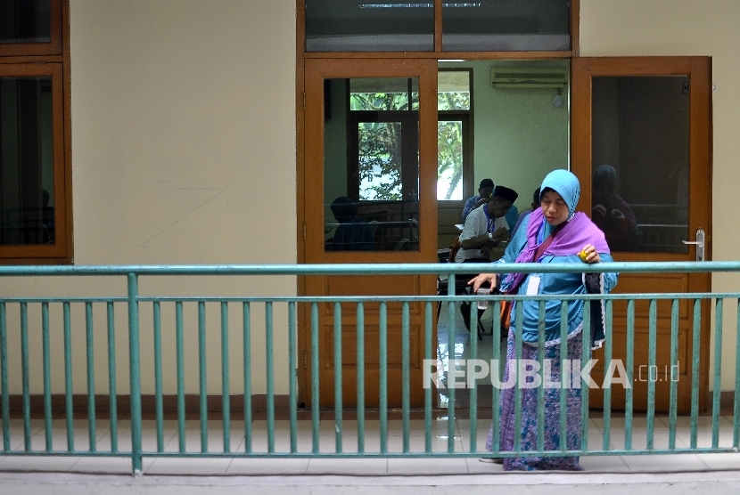  Sejumlah calon jamaah haji kloter 5 Banten berjalan seusai makan siang di Gedung Asrama Haji Pondok Gede, Jakarta, Ahad (30/7). 