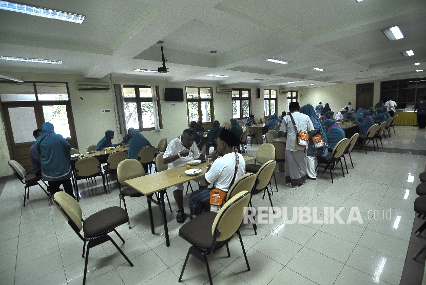[ilustrasi] Sejumlah calon jamaah haji kloter 5 Banten menyantap makan siang di Gedung Asrama Haji Pondok Gede, Jakarta, Ahad (30/7).