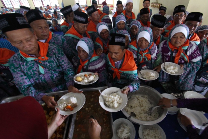 Sejumlah calon jamaah haji kloter empat mengantre mengambil makan siang saat tiba dari Kabupaten Mandailing Natal di Asrama Haji Embarkasi Medan, Sumatera Utara (Ilustrasi)