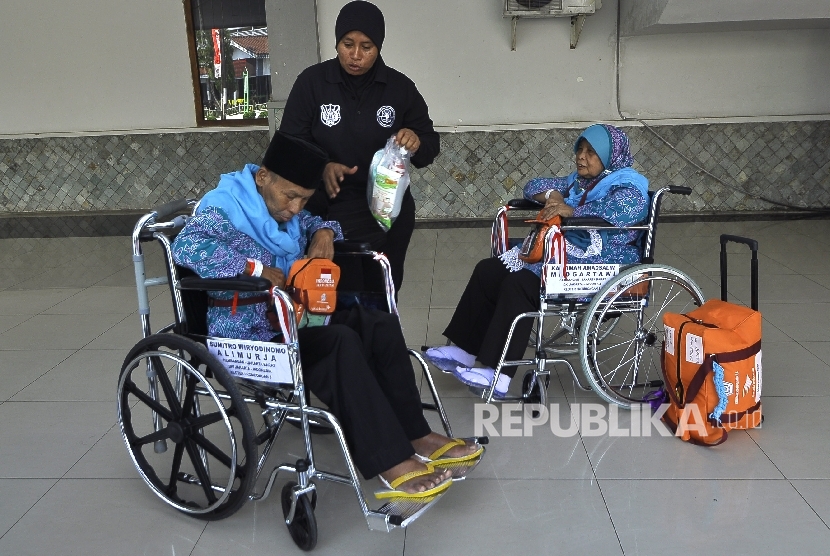 Sejumlah calon jamaah haji kloter satu menggunakan kursi roda tiba di Asrama Haji Pondok Gede, Jakarta, Kamis (27/7). 