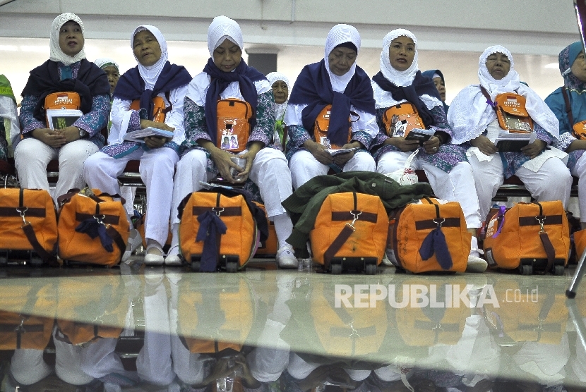Sejumlah calon jamaah haji kloter satu tiba di Asrama Haji Pondok Gede, Jakarta, Kamis (27/7).