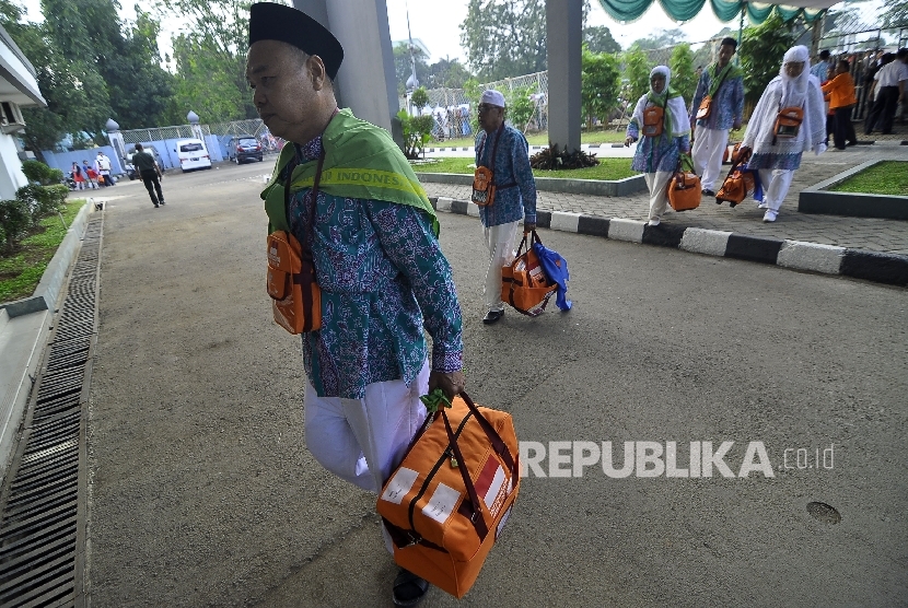 Sejumlah calon jamaah haji kloter satu tiba di Asrama Haji Pondok Gede, Jakarta, Kamis (27/7).
