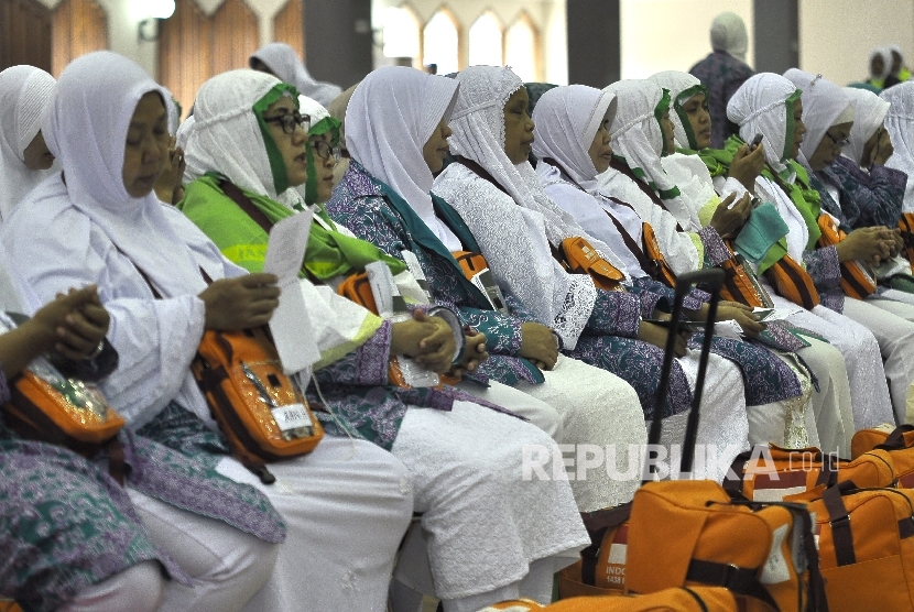 Sejumlah calon jamaah haji kloter satu tiba di Asrama Haji Pondok Gede, Jakarta.