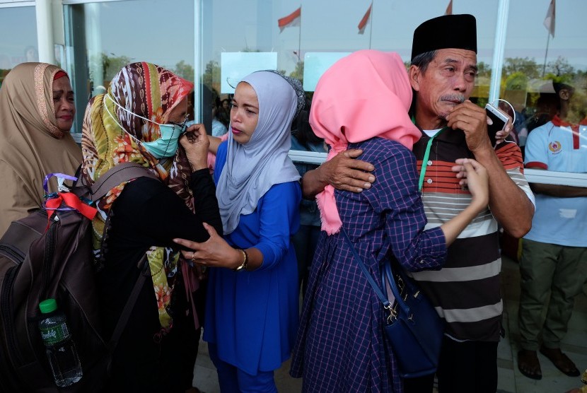 Sejumlah calon jamaah haji korban penipuan melalui jalur Filipina disambut keluarganya di Bandara Internasional Sultan Hasanuddin, Makassar (Ilustrasi) 