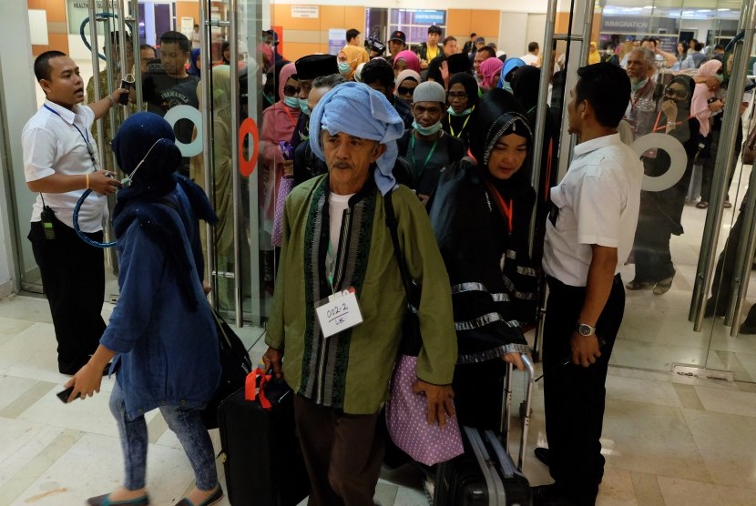 Sejumlah calon jamaah haji korban penipuan melalui jalur Filipina tiba di Bandara Internasional Sultan Hasanuddin, Makassar, Minggu (4/9). 