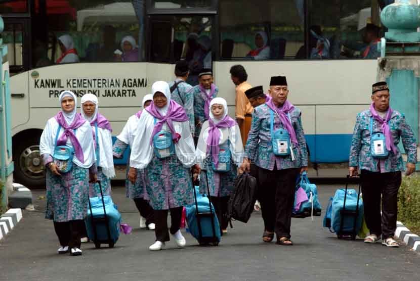 Sejumlah calon jamaah haji memasuki pondok asrama haji sebelum keberangkatan di Asrama haji gedung C, Pondok Gede, Jakarta Timur, Ahad (31/8).(Republika/Raisan Al Farisi)