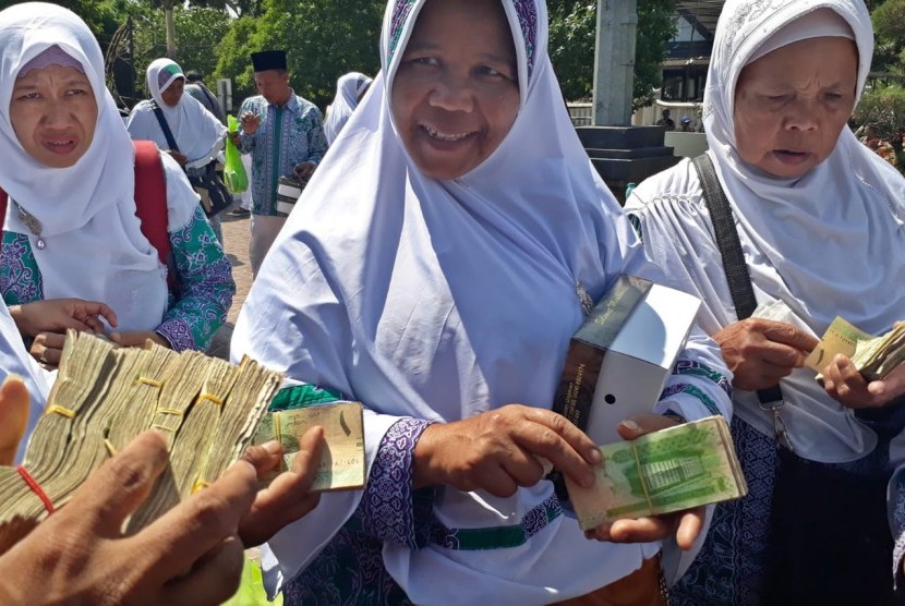 Sejumlah calon jamaah haji memburu jasa penukaran pecahan Riyal, di sela acara pelepasan calon haji asal Kabupaten Semarang, yang dilaksanakan di pendopo Rumah Dinas Bupati Semarang, ungaran, Kabupaten Semarang, Selasa (16/7). Untuk 100 lembar pecahan 1 Riyal para calon jamaah haji menukarnya dengan uang Rp 550.000.